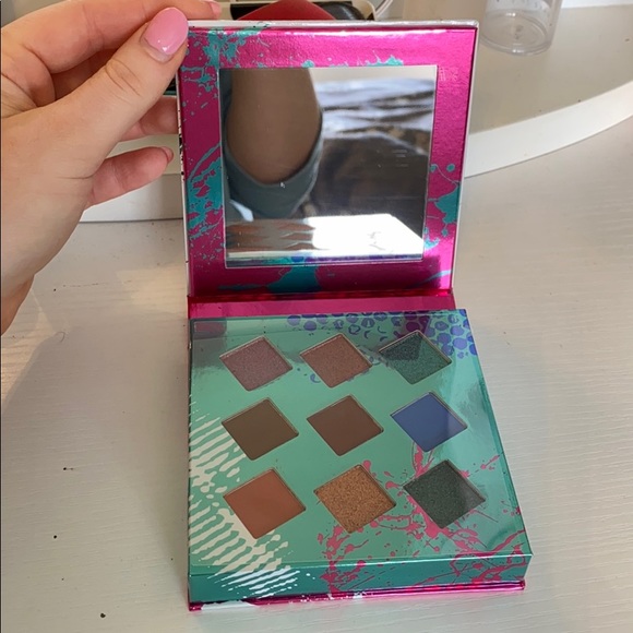 Hank and Henry eyeshadow palette - Picture 2 of 3